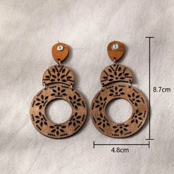 WOODEN FLORAL ROUND DANGLE EARRINGS - Picture 5 of 6